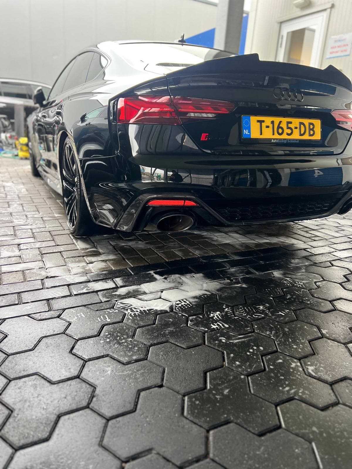 Zwarte Audi schoon afgeleverd met diepe glans op de lak.