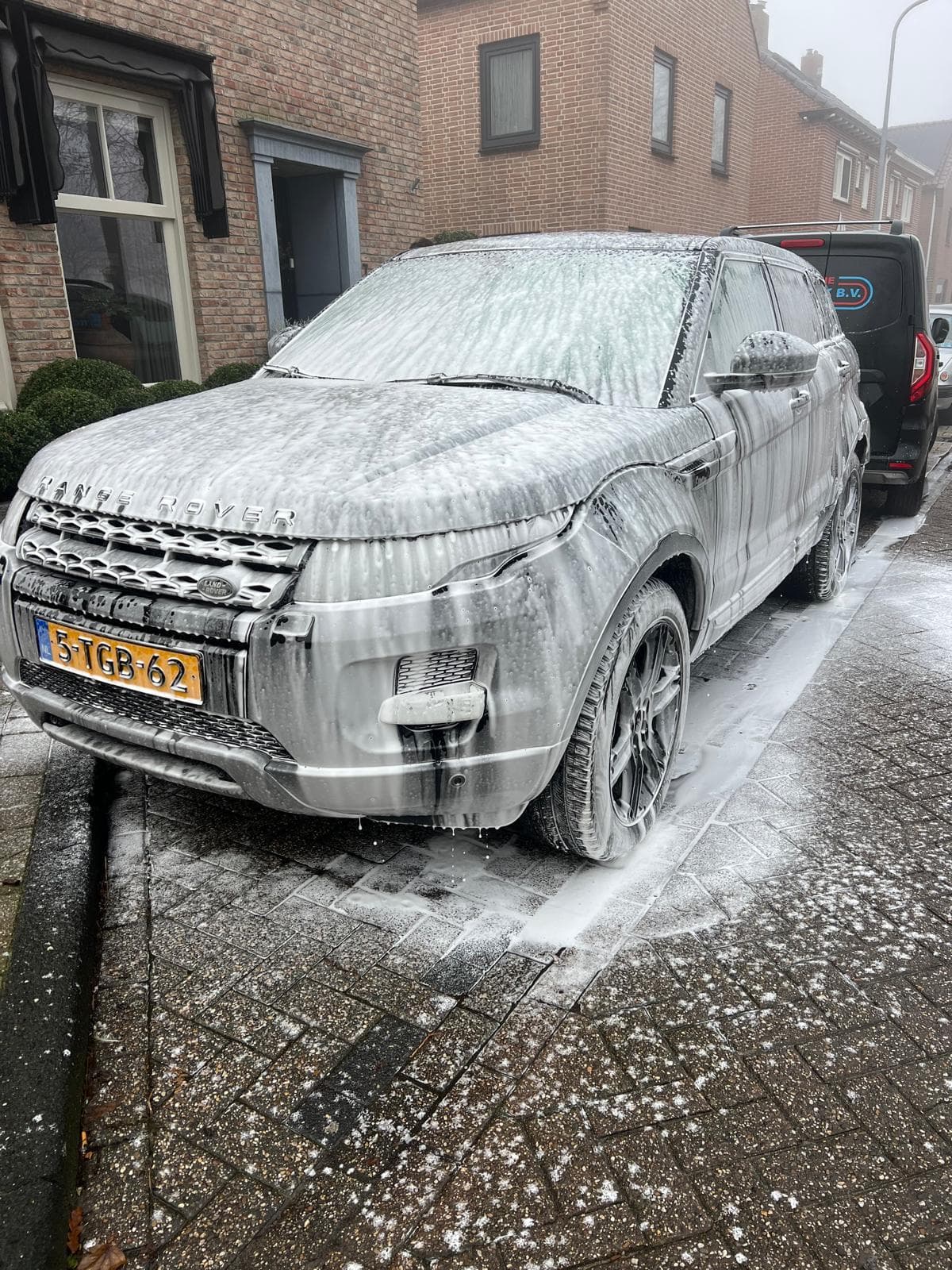 Range Rover volledig ingeschuimd tijdens detailing.